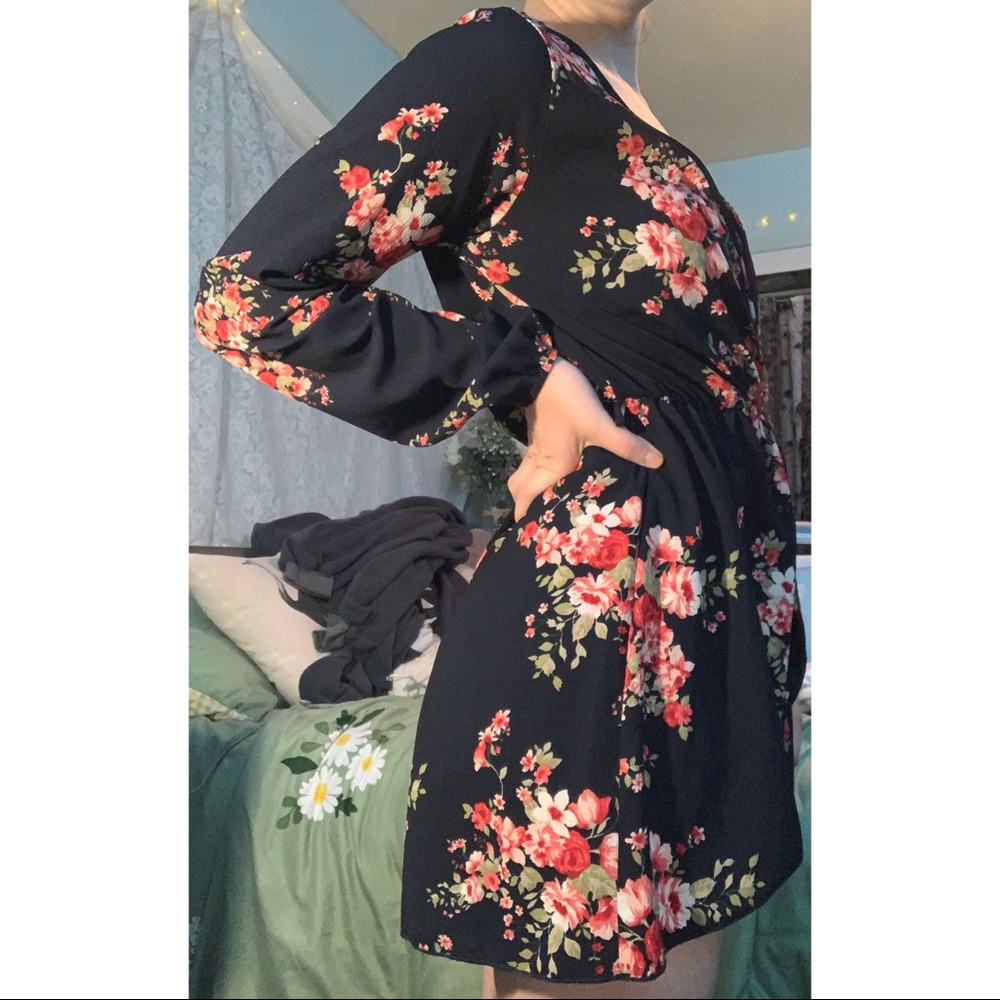 Flowy Flower Patterned Romper - Picture 2 of 3